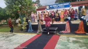 Siswa Berlomba Desain Batik di Hari Batik Nasional SMPN 2 Padang Panjang