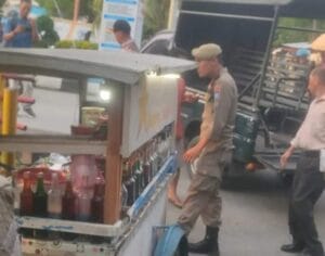 Biang Kemacetan! Pol PP Padang Sita Gerobak PKL yang Langganan Ngetem di Gerbang RSUP M. Djamil