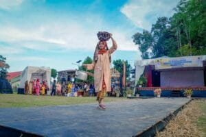 Fashion Show Baju Saisuak Membuat Suasana Desa Wisata Kubu Gadang Serasa Tempo Dulu