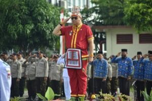 Berpakaian Adat Mentawai, Pj Walikota Padang Pimpin Upacara Hari Sumpah Pemuda di Lapangan Apeksi