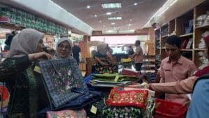 Puji Kerajinan Lokal di Padang, Ketua DWP Basarnas: Karya Orang Minang Itu Memang Beda!