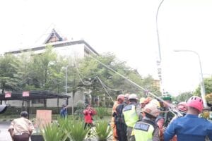 Dramatis! Tim SAR Gabungan Berjibaku Selamatkan Korban Gempa Terjebak di Lantai 4 Balaikota Padang