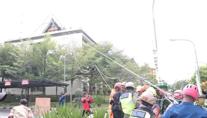 Dramatis! Tim SAR Gabungan Berjibaku Selamatkan Korban Gempa Terjebak di Lantai 4 Balaikota Padang