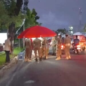 Berjualan di Badan Jalan, PKL Depan Makam Pahlawan Ditertibkan Satpol PP Padang