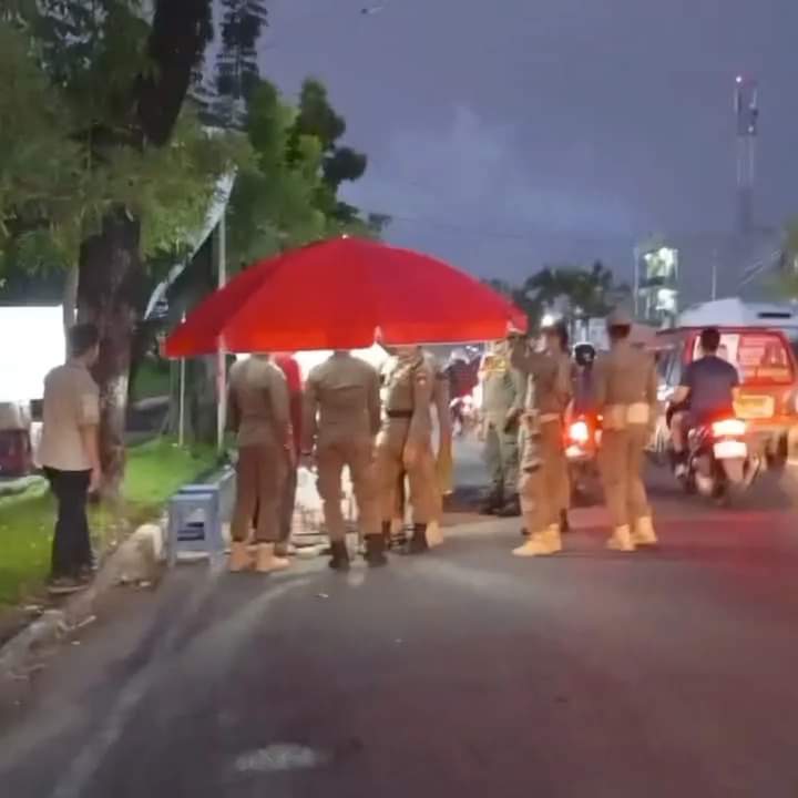 Berjualan di Badan Jalan, PKL Depan Makam Pahlawan Ditertibkan Satpol PP Padang