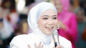Tua-Muda Dimabuk Lagu Ciinan Bana! Penyanyi Minang Fauzana Makin Melambung di YouTube