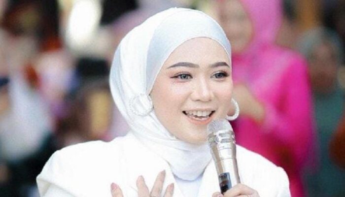 Tua-Muda Dimabuk Lagu Ciinan Bana! Penyanyi Minang Fauzana Makin Melambung di YouTube