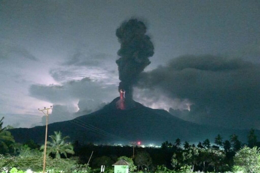 Gunung Lewotobi di Flores Erupsi! 10 Korban Tewas, Lebih 10 Ribu Jiwa Diungsikan