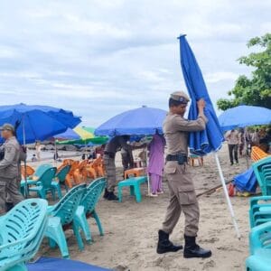 Petugas Satpol PP Padang Dilempari Kelapa Muda saat Penertiban PKL di Pantai Purus
