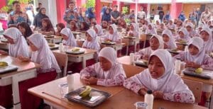 Korps Brimob Polda Sumbar Bagikan 500 Porsi Makanan Sehat Bergizi di SDN 02 Lubuk Buaya