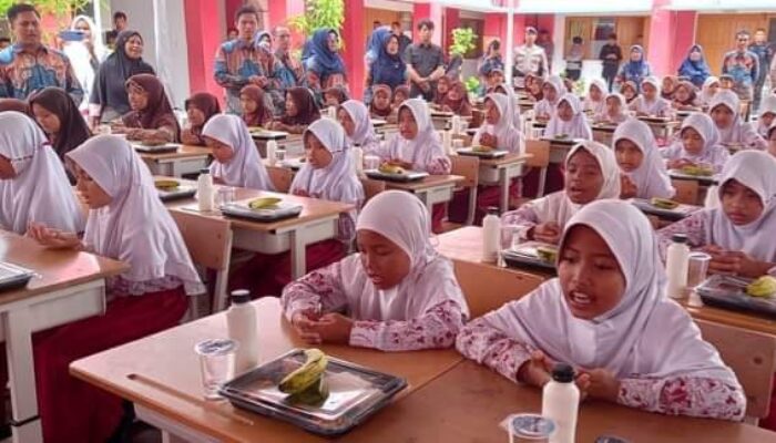 Korps Brimob Polda Sumbar Bagikan 500 Porsi Makanan Sehat Bergizi di SDN 02 Lubuk Buaya