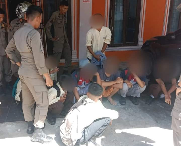 Nongkrong di Warung Saat Jam Sekolah, Belasan Pelajar SMK Diamankan Satpol PP Padang