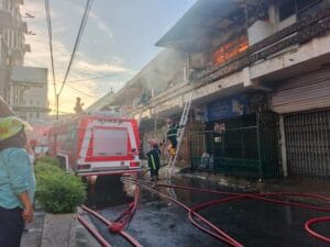Pusat Pertokoan Nusantara Building Terbakar! 150 Personil dari Semen Padang, Pariaman dan Padang Panjang Berjibaku Padamkan Api