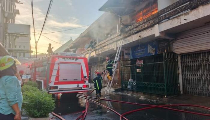 Pusat Pertokoan Nusantara Building Terbakar! 150 Personil dari Semen Padang, Pariaman dan Padang Panjang Berjibaku Padamkan Api