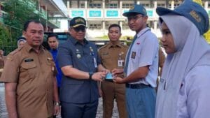 Tembus Usia 17 Tahun, Siswa SMAN 10 Padang dapat e-KTP dari Pj Walikota Andree Algamar