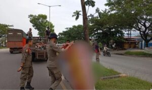 Kampanye Pilkada Usai! Petugas Gabungan Bongkar Semua Baliho dan Spanduk Pasangan Calon Gubernur dan Walikota
