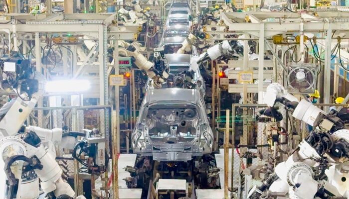 Produksi 600 Mobil Setiap Hari, Ternyata Begini Para Robot Bekerja di Pabrik Astra Daihatsu Karawang