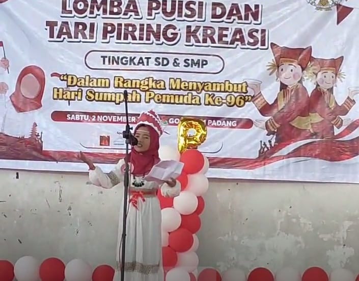Penonton Terharu, Siswi SDN 03 Alai Tampil Memukau di Festival Puisi SMAN 1 Padang