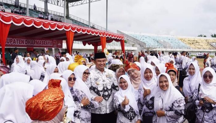 Hari Guru di Ujung Masa Jabatan Bupati Dharmasraya Penuh Haru, Sutan Riska: Guru, Jangan Pernah Lelah Mengajar Kami!