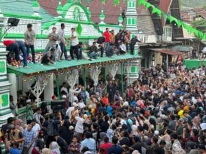 Tradisi Unik Keturunan India di Padang! Ribuan Warga Disirami Berton-ton Gula Pasir