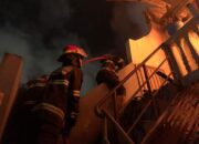 Kebakaran Hebat di Padang Tadi Malam, 2 Gedung Kosan Bertingkat Dilalap Si Jago Merah  