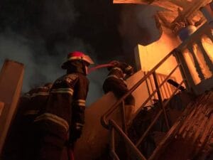 Kebakaran Hebat di Padang Tadi Malam, 2 Gedung Kosan Bertingkat Dilalap Si Jago Merah  