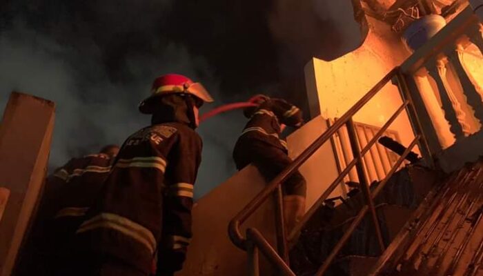 Kebakaran Hebat di Padang Tadi Malam, 2 Gedung Kosan Bertingkat Dilalap Si Jago Merah  