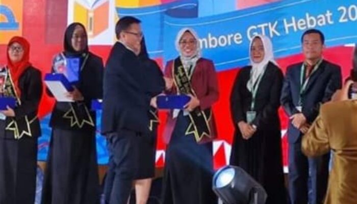 Kepala SDN 07 Mudiak Lawe Solok Selatan Juara Peserta Dedikatif Terfavorit Tingkat Nasional di Jambore GTK Hebat 2024