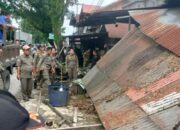 Berdiri di Atas Trotoar, Lapak PKL Disepanjang Jalan Adignegoro Tabing Dibongkar Satpol PP Padang