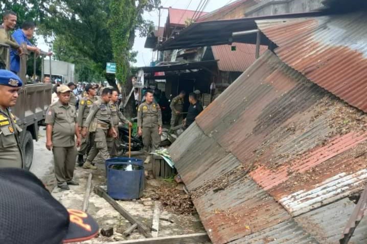 Berdiri di Atas Trotoar, Lapak PKL Disepanjang Jalan Adignegoro Tabing Dibongkar Satpol PP Padang