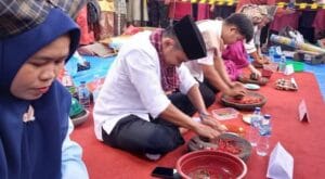 Serunya Festival Budaya di Balaikota Padang! Remaja Berlomba “Manggiliang Lado, Manampih Bareh dan Mangukua Karambia”