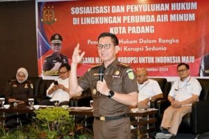 Kajari Padang Beri Penyuluhan Hukum Bagi Pimpinan dan Karyawan Perumda AM Kota Padang