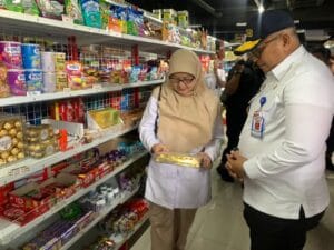 Jelang Nataru, Pj Walikota Padang Bersama BPOM Bongkar Parcel Natal di Sejumlah Swalayan