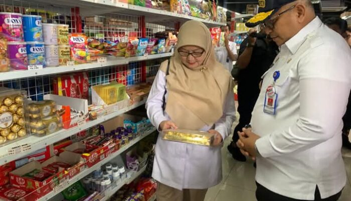 Jelang Nataru, Pj Walikota Padang Bersama BPOM Bongkar Parcel Natal di Sejumlah Swalayan