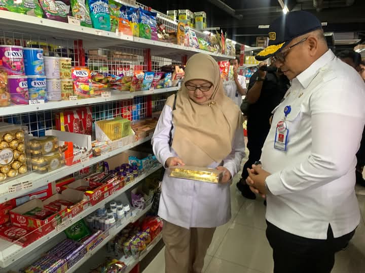 Jelang Nataru, Pj Walikota Padang Bersama BPOM Bongkar Parcel Natal di Sejumlah Swalayan