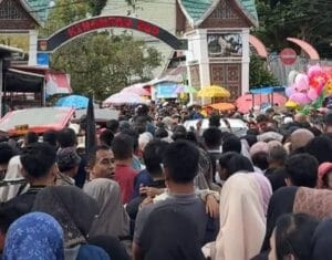 FOTO: Pengunjung Kebun Binatang Kinantan Bukittinggi Membludak Tak Terbendung