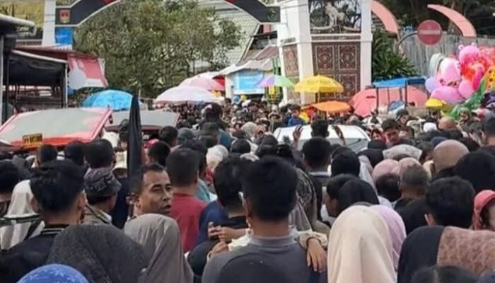FOTO: Pengunjung Kebun Binatang Kinantan Bukittinggi Membludak Tak Terbendung