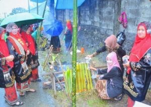 Diguyur Hujan Seharian, Bundo Kanduang Tetap Antusias Ikuti Lomba “Malamang” di Kanagarian Limau Manih Padang