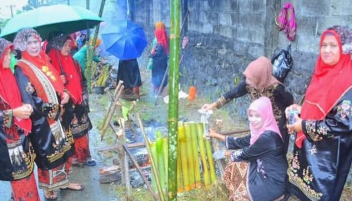 Diguyur Hujan Seharian, Bundo Kanduang Tetap Antusias Ikuti Lomba “Malamang” di Kanagarian Limau Manih Padang