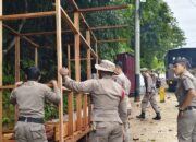 Aparat Bongkar Bangunan Liar di Bahu Jalan Baru Air Manis Padang