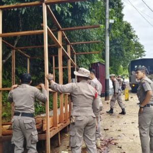 Aparat Bongkar Bangunan Liar di Bahu Jalan Baru Air Manis Padang