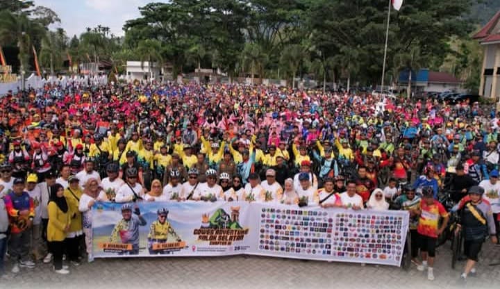 Ribuan Pesepeda dari Berbagai Daerah Menyemut Penuhi Jalan Protokol Solok Selatan
