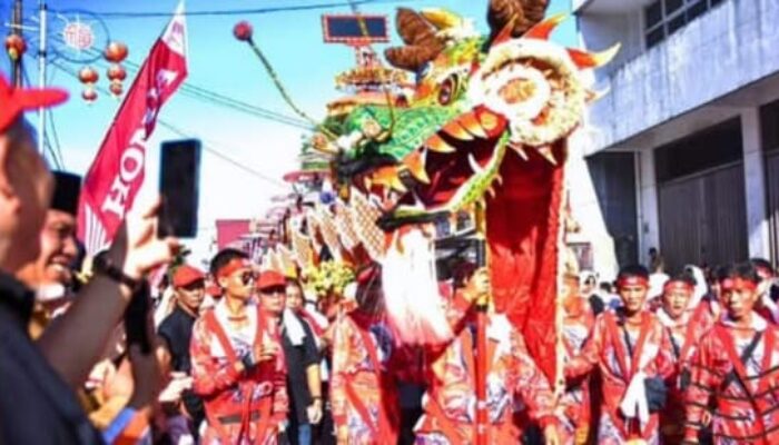 Ribuan Warga Padang Tumpah Ruah Saksikan Kemeriahan Carnaval Sepasan di Kawasan Kota Tua