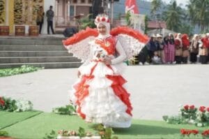 Keren! Siswa di Solok Selatan Ciptakan Gaun yang Mengagumkan dari Bahan Barang Bekas