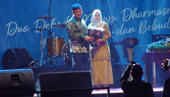 Penuh Haru! Bupati Sutan Riska dan Istri Berpamitan di Malam Bahagia Hari Jadi Kabupaten Dharmasraya