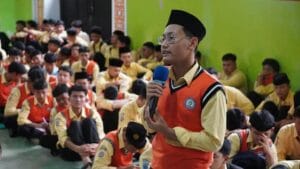 Tingkatkan Kemampuan Literasi, Santri Kauman Padang Panjang Dibekali Teknik Menulis Pemula