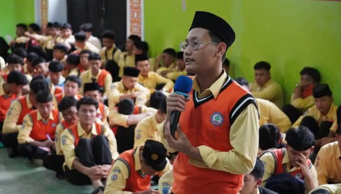 Tingkatkan Kemampuan Literasi, Santri Kauman Padang Panjang Dibekali Teknik Menulis Pemula