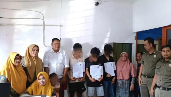 Disergap Satpol PP Padang, Tiga ABG Pelaku Pungli di Jembatan Siti Nurbaya Buat Pernyataan Dihadapan Orang Tua