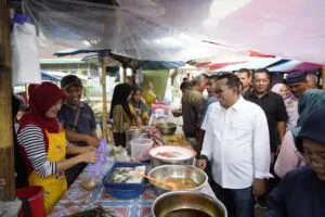 Kunjungi Pasar Pabukoan, Bupati Eka Putra Warning Pedagang Makanan Buka Siang Hari