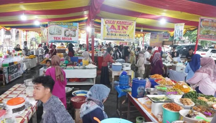 Kunjungi Pasar Pabukoan Padang di RTH Imam Bonjol, Semua yang Enak Tersaji Disini!